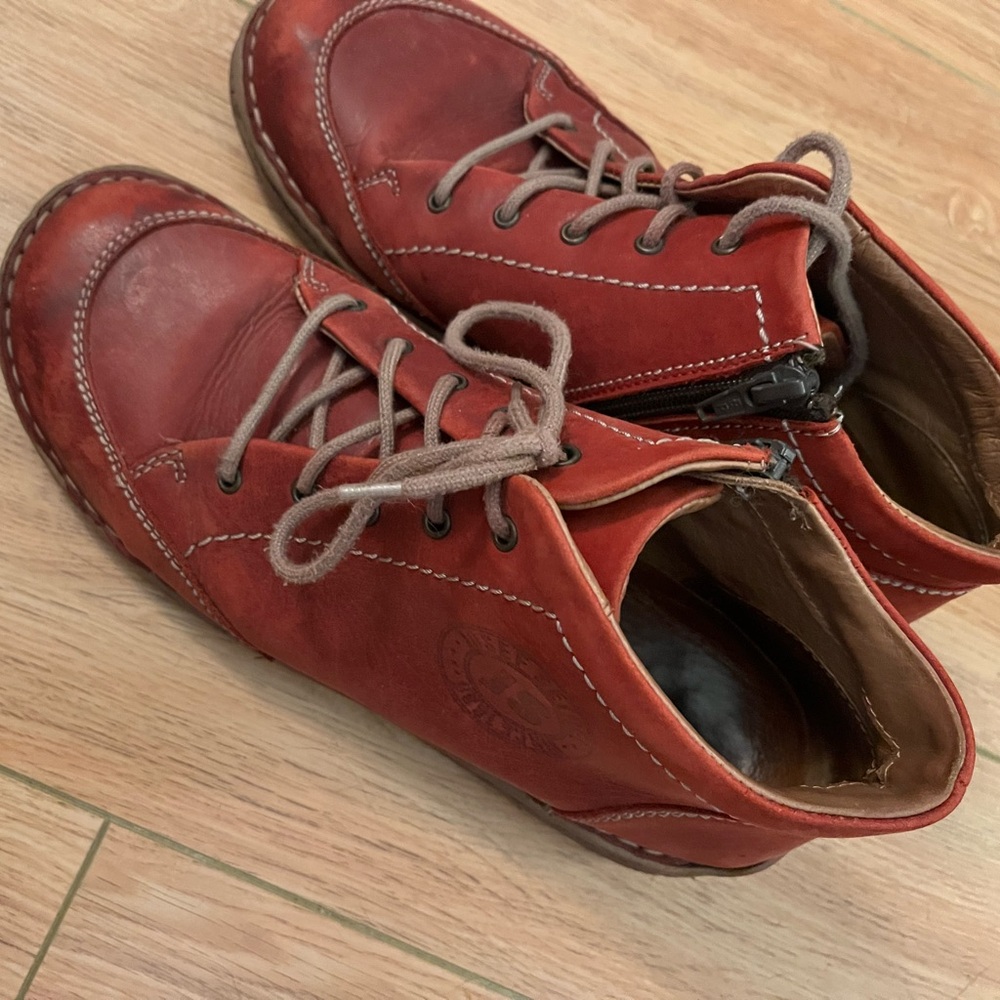 Size 7 fall shoes. Very comfortable I just have way too many pairs.